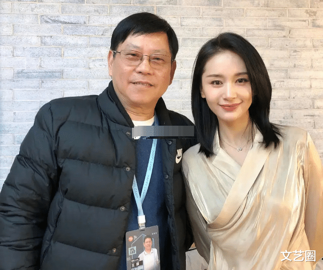 迪丽热巴|26位当红女星未修图曝光，与同一位工作人员合影，热巴惊艳赵丽颖温柔