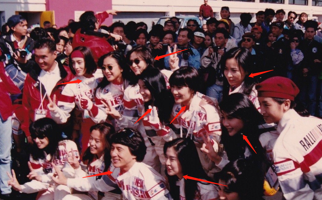 成龙|成龙28年前旧照曝光！搂肩美女姿势亲密，现场香车美女众星云集