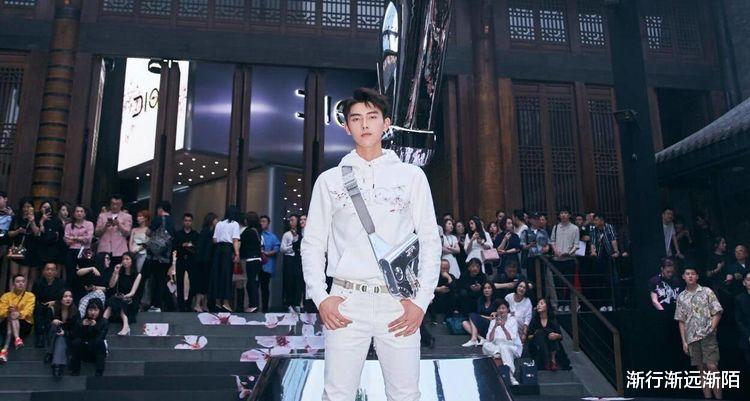 陈飞宇|同一个爹妈，陈飞宇颜值颇高，亲哥成全家最丑，一言难尽