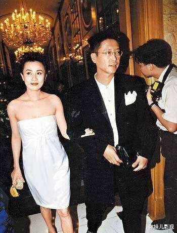 黎姿|张柏芝与大9岁黎姿同框养眼, 恋上富商幼子生父成迷, 后者嫁残疾富豪成人生赢家