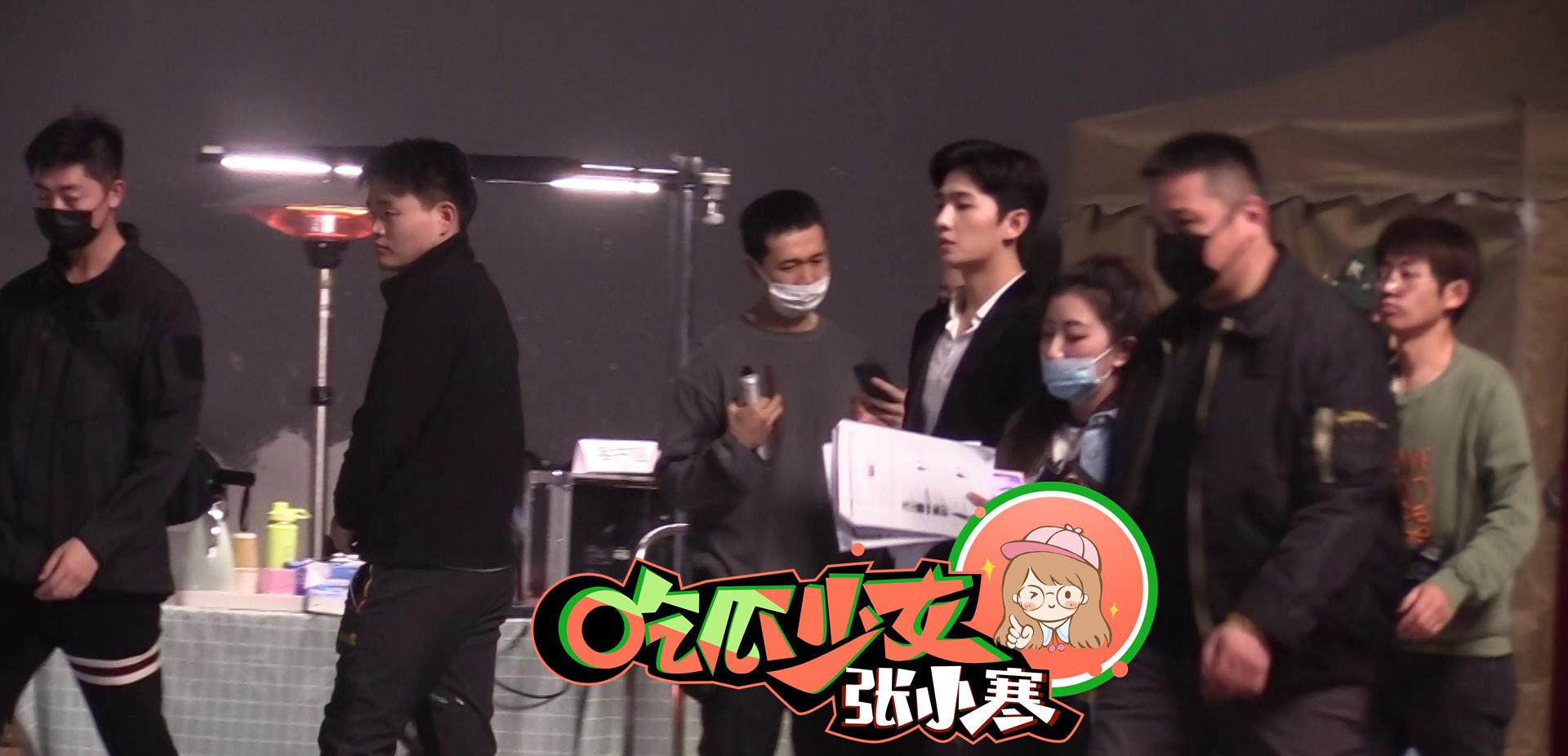 杨洋|杨洋拍广告保镖护送进场 收工不忘拿手机“自拍”