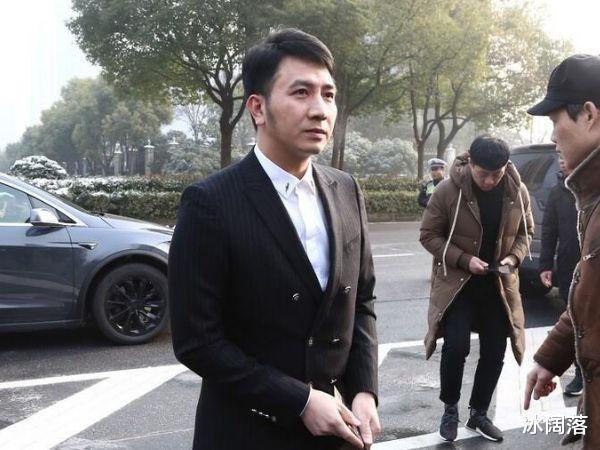 林生斌|林生斌现任妻子被拍，开豪车接孩子放学，林爸爸疑似也在场