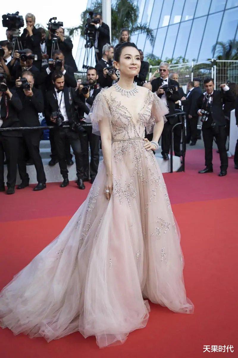 天果时代 章子怡真有国际范,一袭V领连衣裙优雅精致,哪像俩娃的妈
