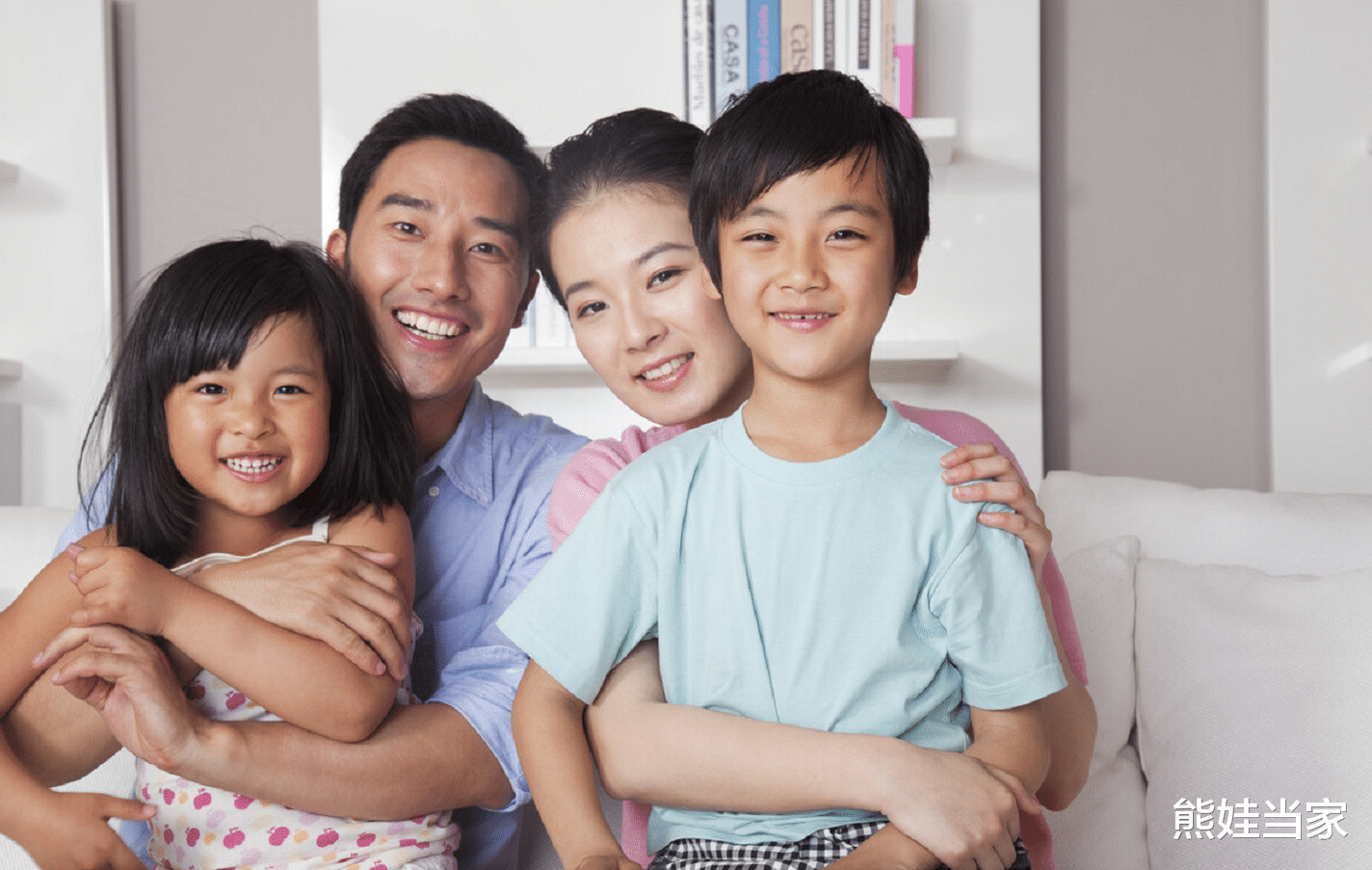 李湘|李湘富养女儿，赵薇穷养女儿，网友：同样是10岁，差距肉眼可见