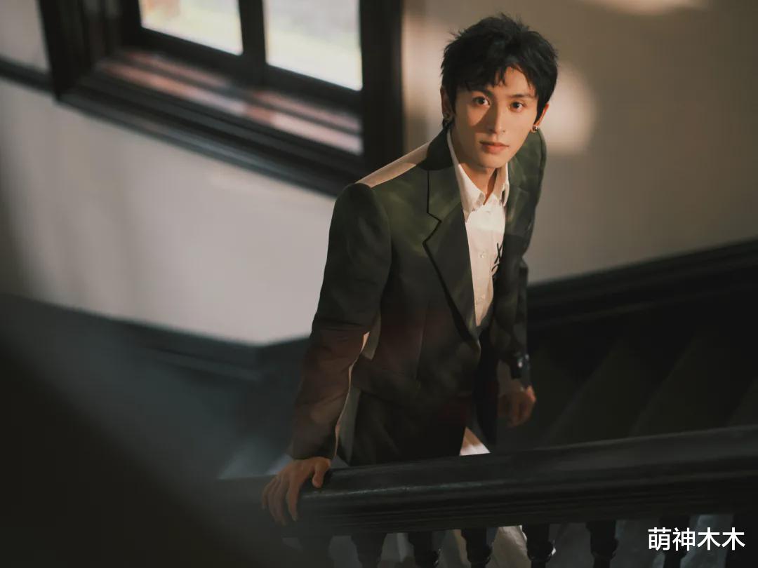 张哲瀚|张哲瀚事件升级！被扒出曾在神社摆出比耶手势，团队连夜疯狂删帖