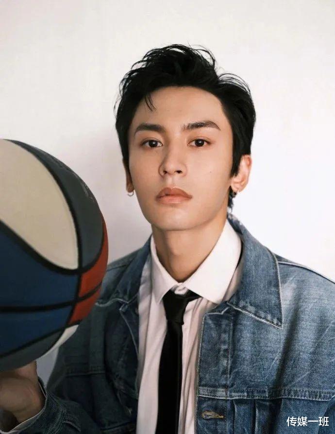 张哲瀚|把张哲瀚当妈妈，斥责龚俊接广告，张哲瀚粉丝的操作把我看笑了