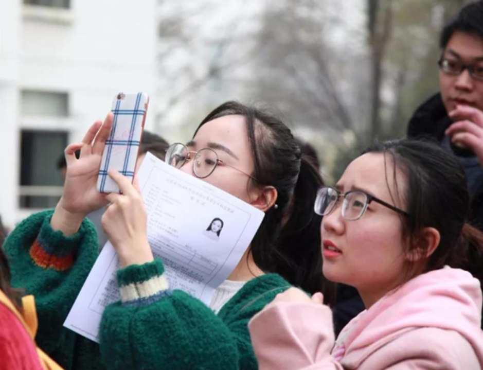 求职|“回家考公务员比自己找工作强”，家长高瞻远瞩，学生却不以为然