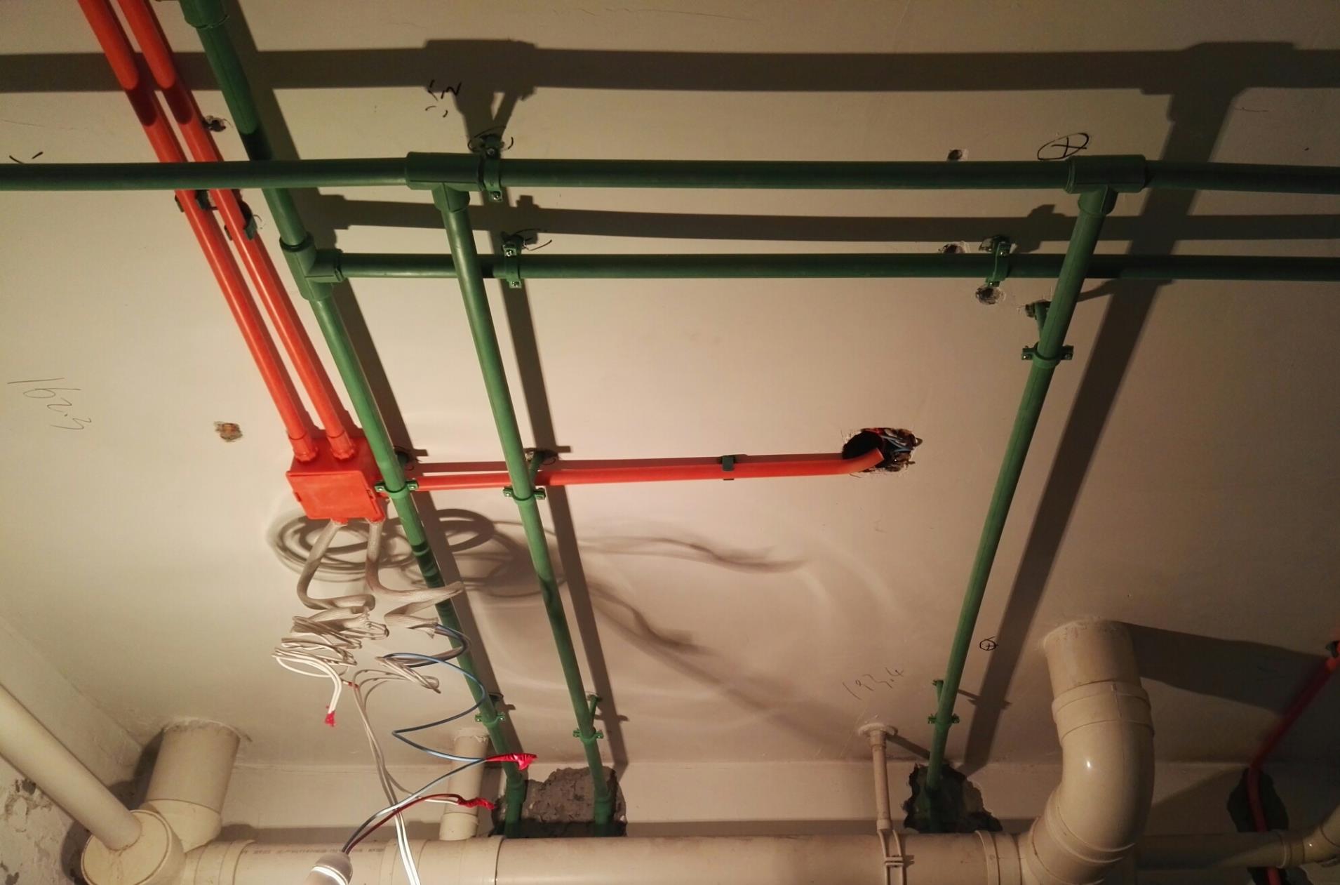 为什么卫生间顶板上有一个插座?用途很重要,装修前处理好