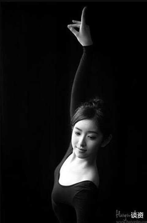 李沁|28岁章泽天近照曝光，肤白貌美身材婀娜，百亿贵妇甜美可爱