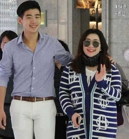 何超盈|200斤何超盈对小7岁辛奇隆撒娇，500婚戒算啥？女方5亿嫁妆才真狠