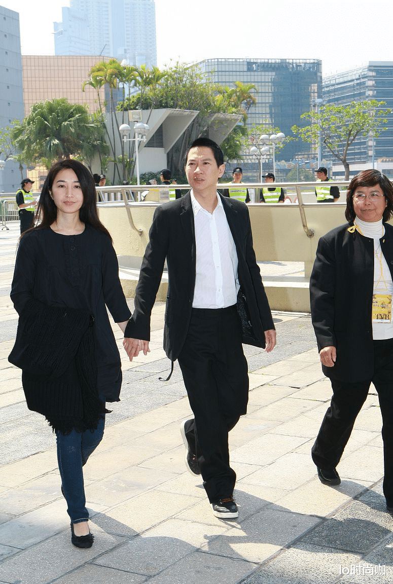 lo时尚咖|关咏荷“素颜”看着更像小姑娘，和张家辉牵手看着好甜蜜，真幸福