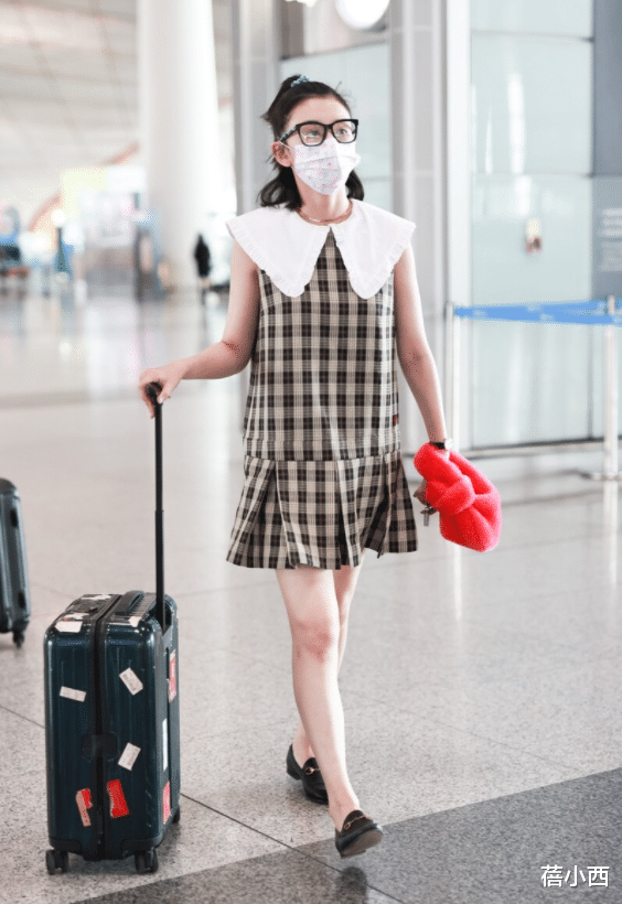 蓓小西|“宋祖儿”不愧是元气少女！穿格子连衣裙配半扎发型，俏皮又可爱