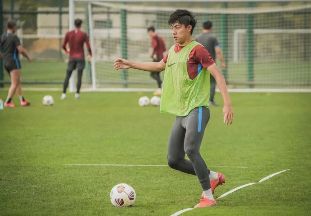 刘华体会讲体育课|韩东：作为本土球员，我想尽快扛起河南足球大旗