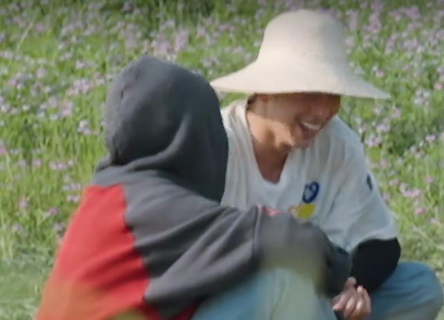 梁靖康|梁靖康张子枫藏在人群后，看到他手上的小动作，还敢说没谈恋爱？