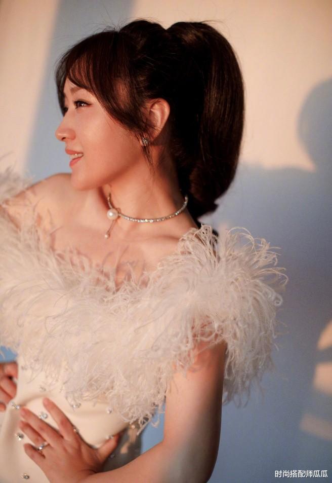 穿衣搭配|杨钰莹这次真不太美，“奶奶造型”压气质又沉闷，看着老十岁不止