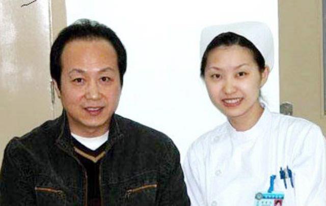 罗京|罗京：48岁去世，葬礼现场李瑞英表情痛苦，妻子改嫁儿子留学美国