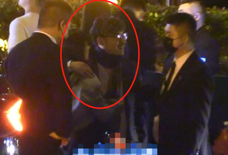 王岳伦|王岳伦与美女酒店过夜？女方皮肤白嫩颜值超高，两人当众亲密搂抱