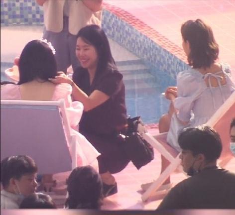 徐丰溪|娱乐圈真实一幕,五六人围黄轩做造型,旁边朱雨辰独站眼神落寞