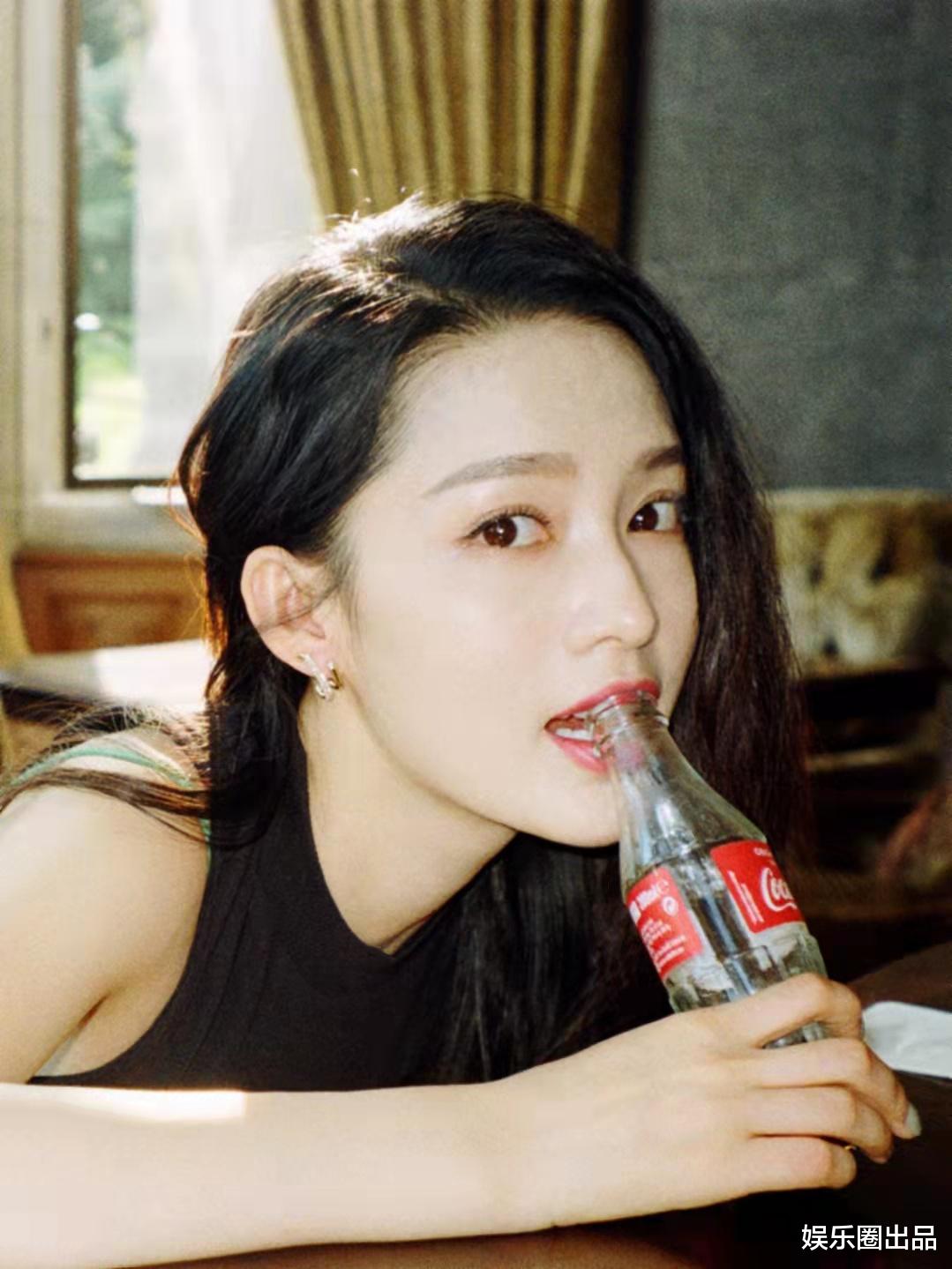 陈坤|李沁早期工作照曝光，穿背心坐在凳子上凹造型，少女心藏不住