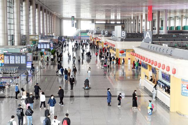 生活报 哈尔滨机场“五一”运送旅客30万人次