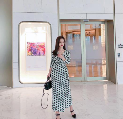 壹品穿搭|女神孙允珠高清时尚搭配:神秘果绿圆环满版仙絮古典裙