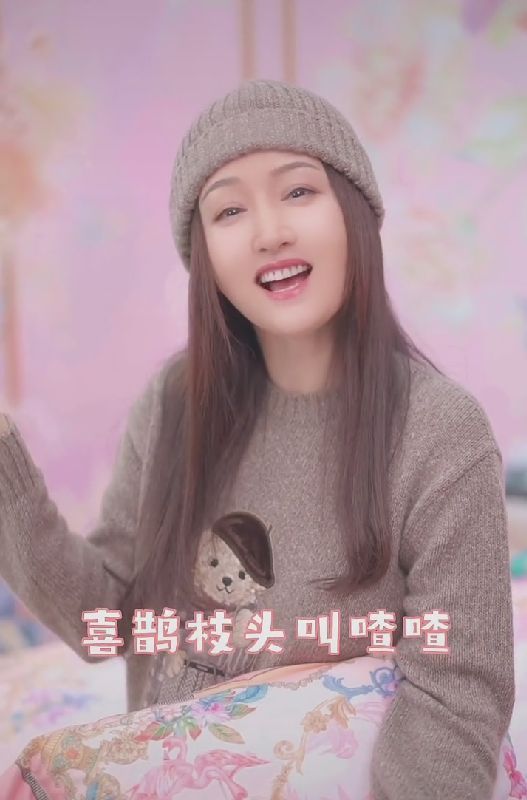 杨钰莹|杨钰莹直播首秀人气高,对待产品不熟悉,全程都当工具人