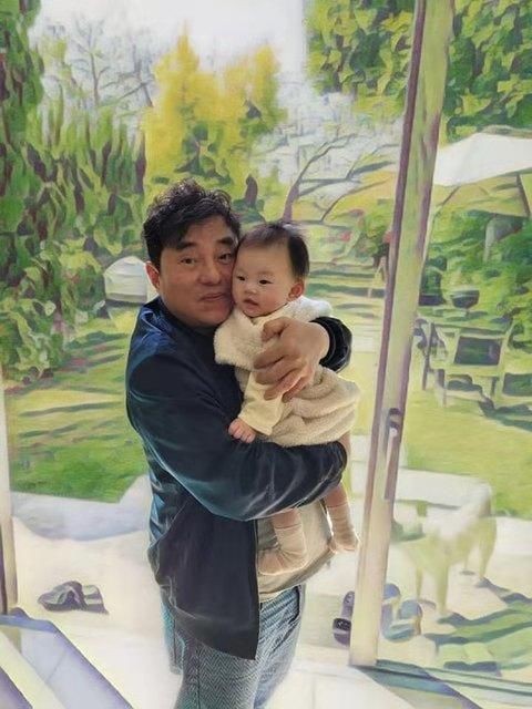 吕方|吕方，跟郑裕玲16年没能结婚，3娃女友自杀后，56岁娶粉丝做爸爸