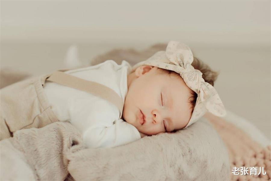 老张育儿|宝宝何时用枕头好？读懂这些“信号”很重要，宝妈们不妨看看