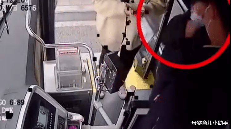 母婴育儿小助手 儿子护送怀孕的妈妈上公交，举动太暖心，网友：家教太好了