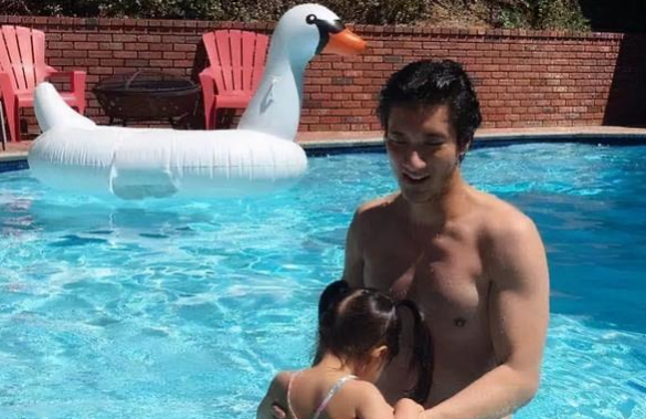 十万个家居为什么|晒晒王力宏现实中的家,虽然从小国外长大,但墙上挂着中式书画