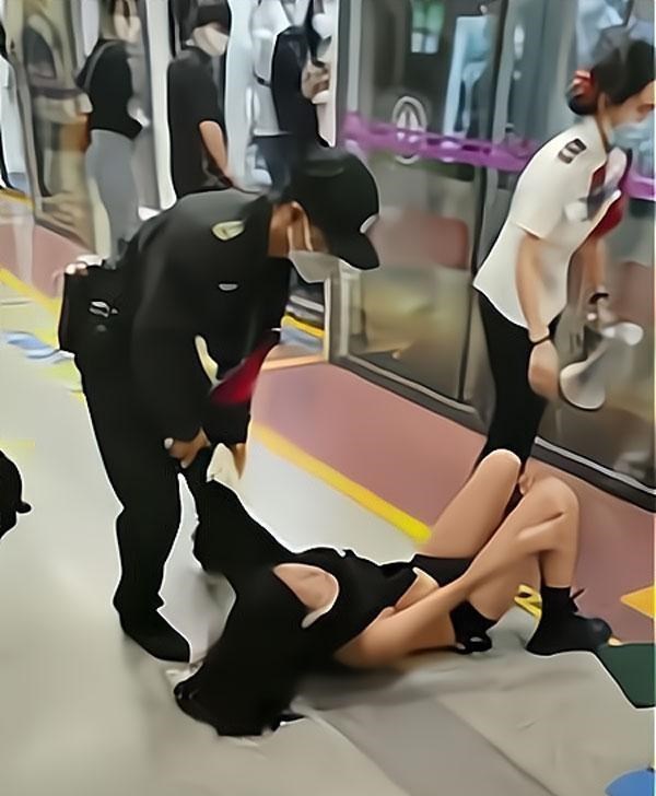 女孩 西安地铁再生事端，保安暴力拖拽女乘客，运营方发声明转移火力