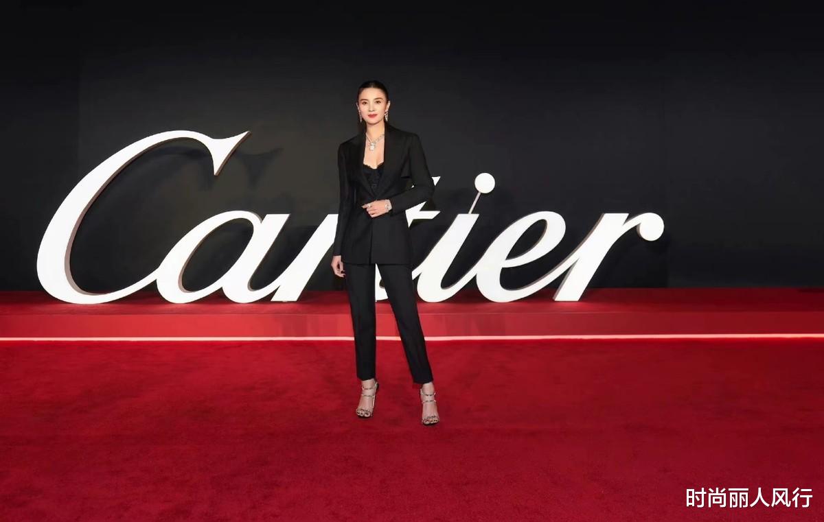 时尚丽人风行 “巩皇”彻底回归!巩俐穿礼服招手霸气全开,宋佳穿西装更不输