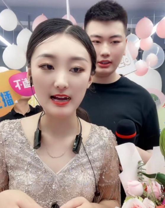 陈亚男|陈亚男官宣与朱小伟离婚，自愿退回大衣哥彩礼，对待婚姻仍有不舍