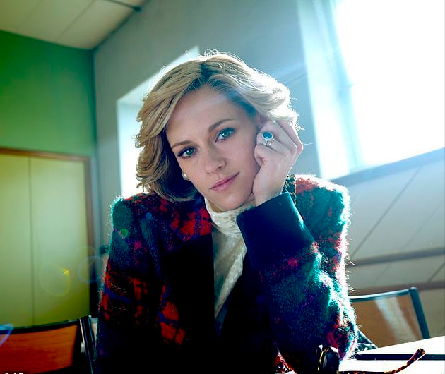 全球时尚风行 “暮光女”小K和女友官宣订婚！穿情侣装太甜，女友颜值不如小K