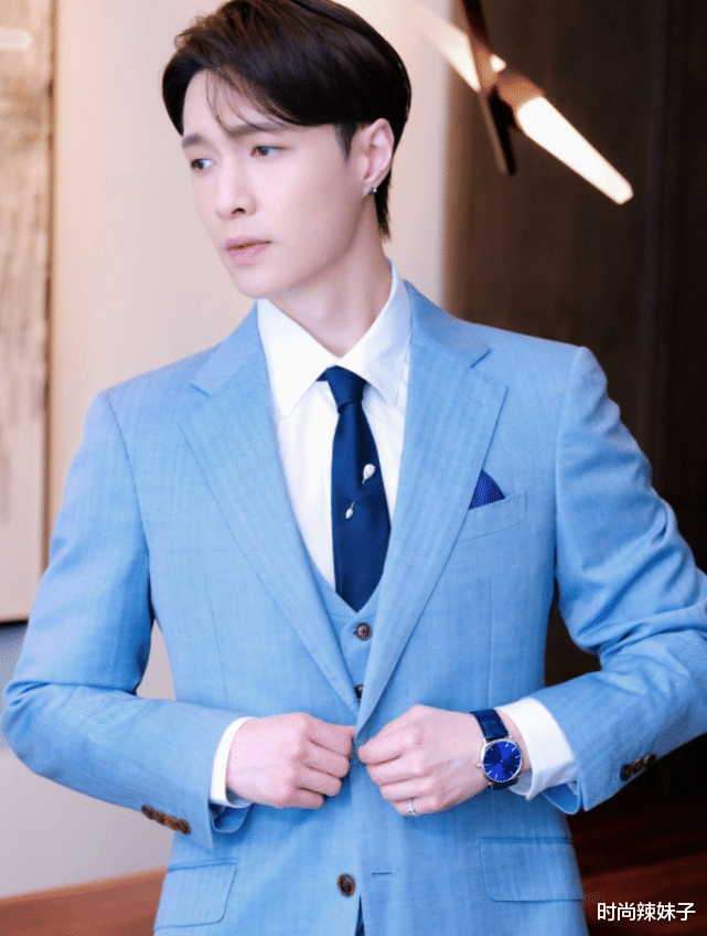 时尚辣妹子|张艺兴“起床照”公开，怼脸镜头暴露素颜，这就是当代迷妹的眼光