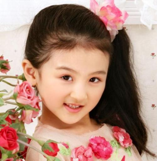 赵丽颖|6岁被成龙抱着上春晚，14岁因长相被吐槽丑，如今20岁再次大变样