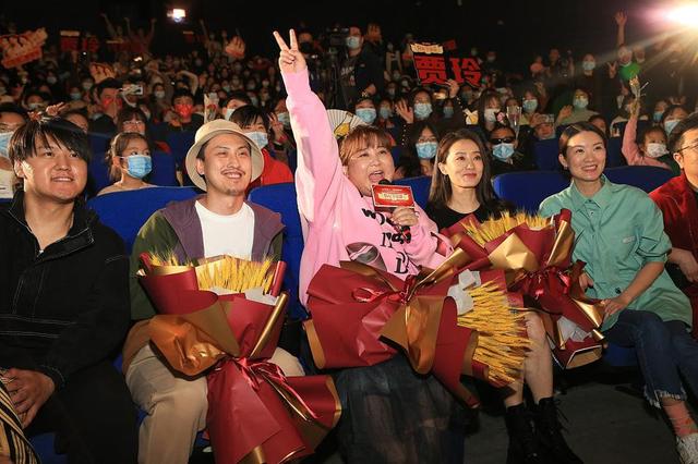 贾玲|贾玲回襄阳答谢家乡父老 张小斐身材出众颜值高