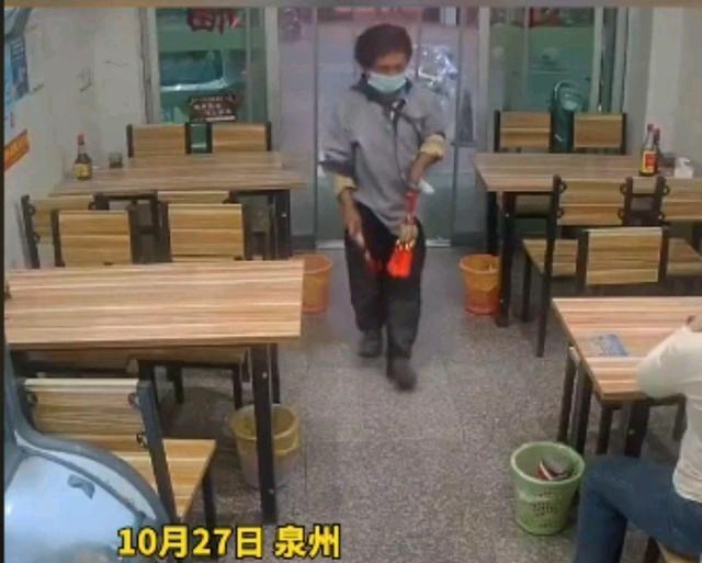 福建泉州一男子来到店铺直接下跪,姐姐买一个吧,才10元钱
