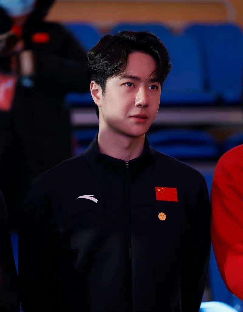 王一博|王一博亲自给杨倩颁发证书！和黄子韬站在一起，太冷鼻子冻得通红