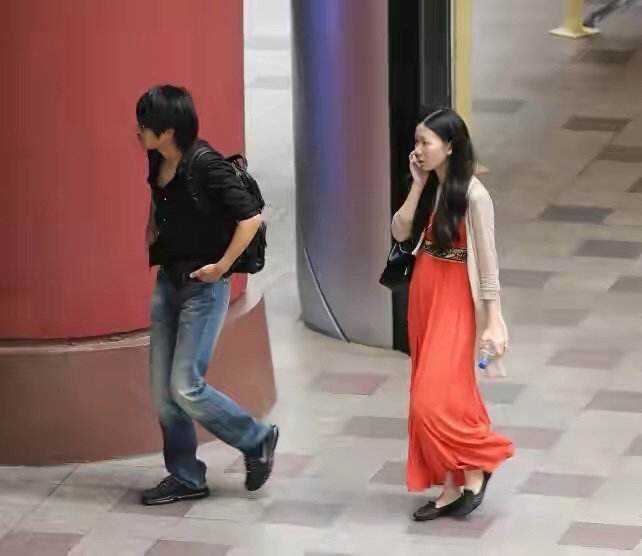 韩寒|韩寒老婆女儿罕见露面,穿长裙配短发气质好,9岁小野眼睛真像爸