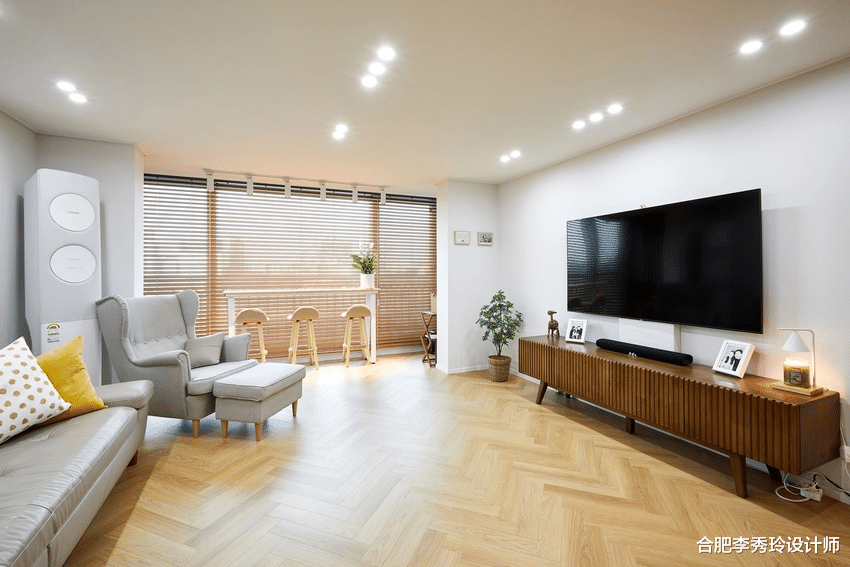 套内93㎡面积适中，夫妻俩“去复杂化”的装修手段，获得一致夸奖