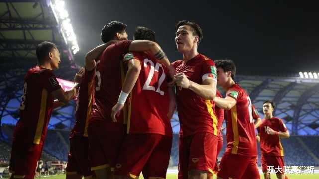 国足|2-1，点球绝杀！世预赛大黑马继续狂飙，国足打平就能出线了