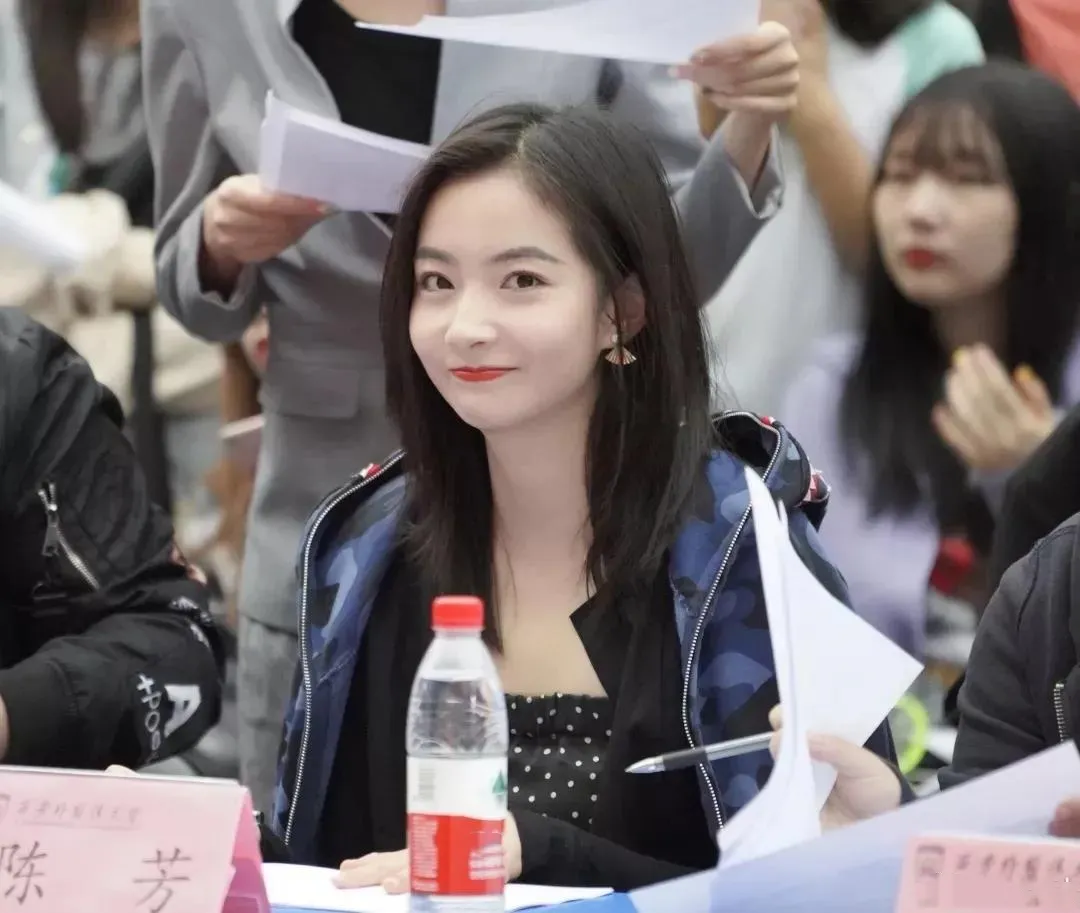 整容|美女教师因神似刘亦菲走红网络,却被怒骂整容怪:你不配当老师!