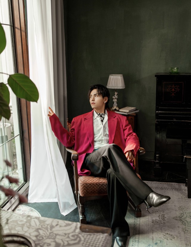 张哲瀚|钟楚曦与张哲瀚合体拍大片，复古造型酷飒十足，养眼画面像亲兄妹