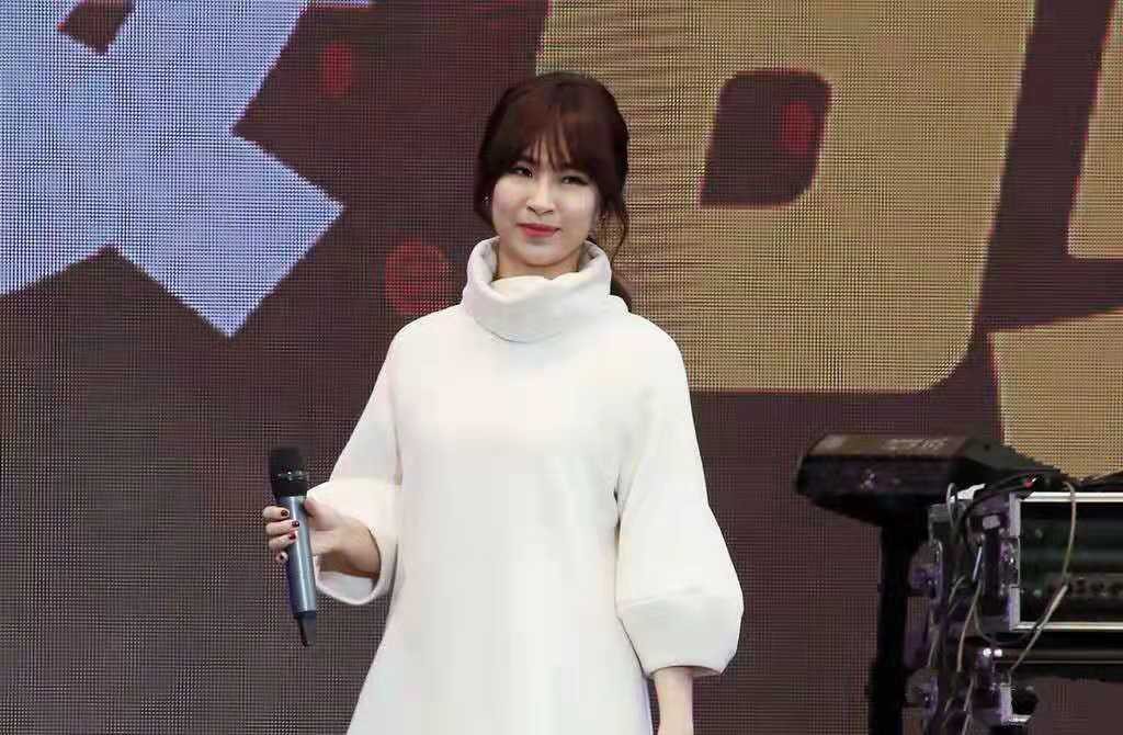 邓福如|34岁玉女歌手被曝当小三，致对方妻子流产，老公知情却想用钱摆平