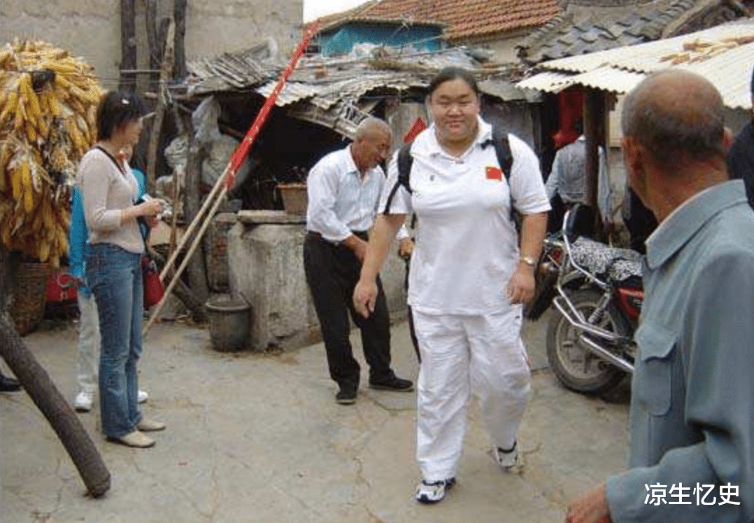 刘伯承|世界冠军唐功红，拼死一举为国夺金，导致七窍流血，如今生活怎样