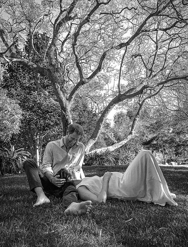 全球时尚风行|哈里被嘲讽像梅根的理发师!梅根女王气场太强,哈里躲在身后好卑微