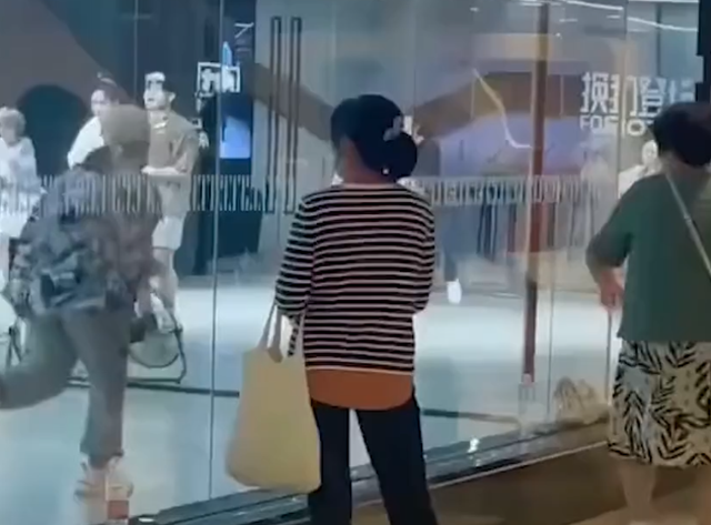 家中大小宝|浙江：舞室里有女孩跳舞，大妈隔玻璃一起跳，一旁大爷举动亮了！