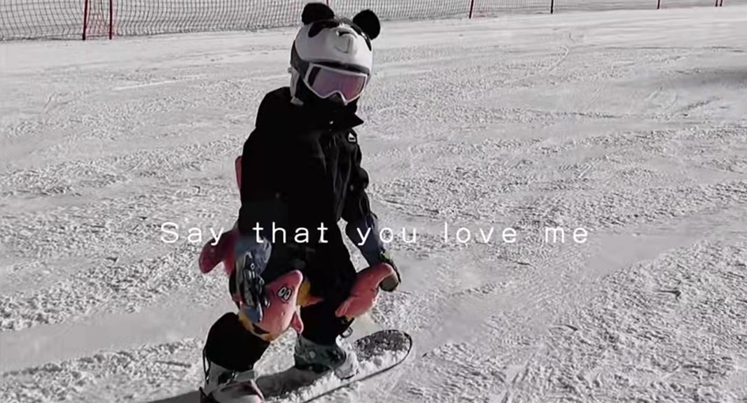 麦迪娜·买买提|麦迪娜2岁儿子初次滑雪！全程淡定自若好帅气，妈妈乐得合不拢嘴