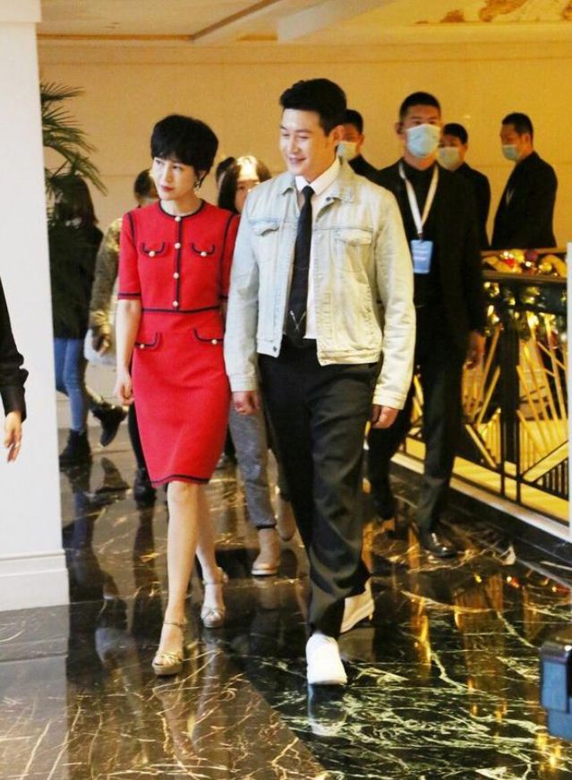 岳云鹏|陆毅夫妇合体参加活动，老婆穿小香风像贵妇，自己却胖成油腻大叔